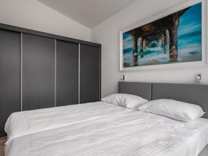 ein Schlafzimmer mit einem Bett und einem Wandgemälde in der Unterkunft Holiday Home Vakantiehuis Ruisweg 80 by Interhome in Wemeldinge