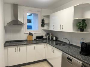 Kuchnia lub aneks kuchenny w obiekcie Apartment Puerto Banus OPQ by Interhome
