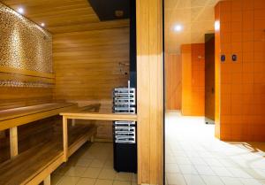 庫雷薩雷的住宿－Asa Spa Hotel，一间带木墙和木台面的桑拿浴室