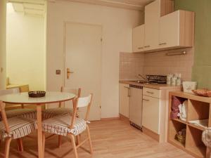 uma cozinha com mesa e cadeiras num quarto em Apartment Hofgasse by Interhome em Mörbisch am See
