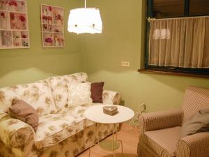 uma sala de estar com um sofá e uma mesa em Apartment Hofgasse by Interhome em Mörbisch am See