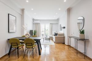 Posedenie v ubytovaní Remarkable 2BR Apartment in Paleo Faliro by UPSTREET