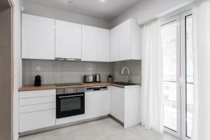 Kuchyňa alebo kuchynka v ubytovaní Remarkable 2BR Apartment in Paleo Faliro by UPSTREET
