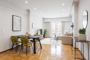 Posedenie v ubytovaní Remarkable 2BR Apartment in Paleo Faliro by UPSTREET