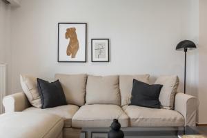 Posedenie v ubytovaní Remarkable 2BR Apartment in Paleo Faliro by UPSTREET