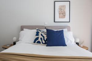 Posteľ alebo postele v izbe v ubytovaní Remarkable 2BR Apartment in Paleo Faliro by UPSTREET