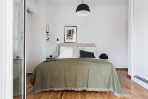 Posteľ alebo postele v izbe v ubytovaní Remarkable 2BR Apartment in Paleo Faliro by UPSTREET