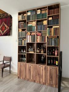 a book shelf filled with lots of books at Guest House Lali in Sighnaghi
