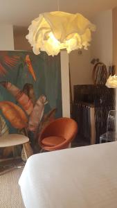 una habitación con una pared con una pintura de flores en La Maison de Charlie, en Vaugines