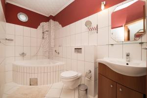 łazienka z wanną, toaletą i umywalką w obiekcie Apartman Mediterraneo w mieście Supetar