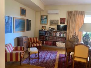 Posedenie v ubytovaní Traditional And Spacious Apartment In Neo Psychiko