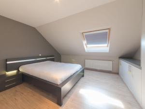 - une petite chambre avec un lit et une fenêtre dans l'établissement Apartment Skyview with parking by Interhome, à Blankenberge