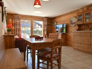 eine Küche mit einem Holztisch und Stühlen in der Unterkunft Apartment Ardève 1 by Interhome in Ovronnaz