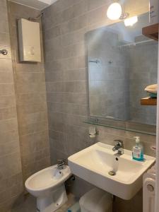 Kúpeľňa v ubytovaní Traditional And Spacious Apartment In Neo Psychiko + 31 fotografií