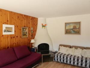 - un salon avec un canapé et une cheminée dans l'établissement Apartment Olympic F8 by Interhome, à Nendaz
