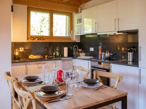 Кухня або міні-кухня у Apartment Chalet Sans Soucis by Interhome