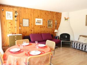 - un salon avec une table et un canapé dans l'établissement Apartment Olympic F8 by Interhome, à Nendaz