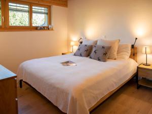 En eller flere senge i et værelse på Apartment Chalet Sans Soucis by Interhome