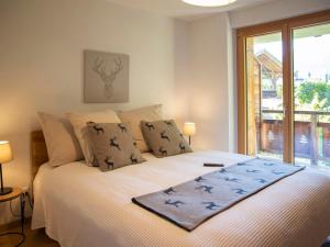 Ліжко або ліжка в номері Apartment Chalet Sans Soucis by Interhome