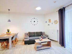 sala de estar con sofá y mesa en Apartment Szum Morza-5 by Interhome en Kołobrzeg