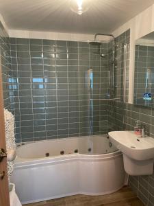 Vannituba majutusasutuses Buttercup Cottage, located in the gateway to Eden! +26 fotot