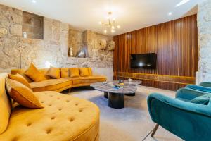 sala de estar con sofá y TV en ICH Inveja Country House, en Paços de Ferreira