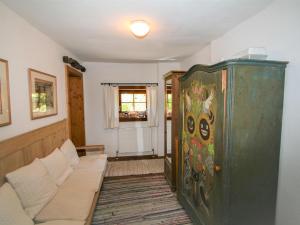 ein Wohnzimmer mit einem Sofa und einem Schrank in der Unterkunft Holiday Home Vogelhütte by Interhome in Innsbruck