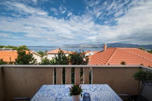 stół na balkonie z widokiem na dachy w obiekcie Apartman Mediterraneo w mieście Supetar