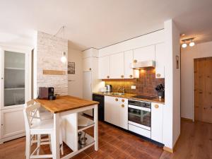 Kuchyň nebo kuchyňský kout v ubytování Apartment Chesa Piz Cotschen 3 by Interhome