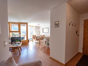 Posezení v ubytování Apartment Chesa Piz Cotschen 3 by Interhome