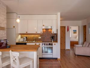 Kuchyň nebo kuchyňský kout v ubytování Apartment Chesa Piz Cotschen 3 by Interhome