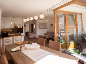 TV a/nebo společenská místnost v ubytování Apartment Chesa Piz Cotschen 3 by Interhome