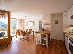Kuchyň nebo kuchyňský kout v ubytování Apartment Chesa Piz Cotschen 3 by Interhome