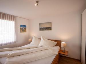 Postel nebo postele na pokoji v ubytování Apartment Chesa Piz Cotschen 3 by Interhome