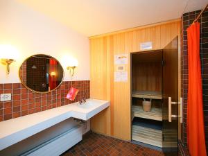Koupelna v ubytování Apartment Chesa Piz Cotschen 3 by Interhome
