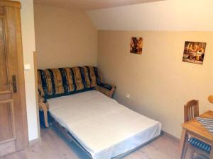 - une petite chambre avec un lit dans l'établissement Apartment Rieger 2 by Interhome, à Harrachov