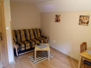 - un salon avec un canapé et une table dans l'établissement Apartment Rieger 2 by Interhome, à Harrachov