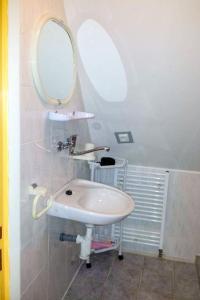 łazienka z umywalką i lustrem w obiekcie Studio Rieger 4 by Interhome w mieście Harrachov +23 zdjęcia