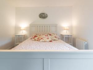 una camera bianca con un letto con due tavoli di Holiday Home La Glycine by Interhome a Beuvron-en-Auge