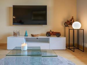 TV a/nebo společenská místnost v ubytování Apartment Chaperon Rouge A3 by Interhome