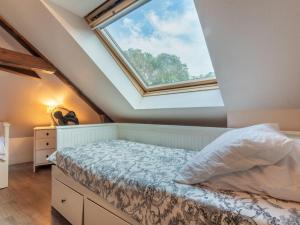 una camera con letto e finestra di Holiday Home La Glycine by Interhome a Beuvron-en-Auge