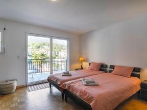 Apartment Tasman S16-R by Interhome في بوفيريه: غرفة نوم بسرير كبير ونافذة كبيرة