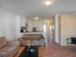 ein Wohnzimmer mit einem Sofa und einem Tisch in der Unterkunft Apartment Tasman S16-R by Interhome in Bouveret