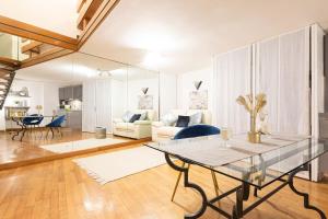 Posezení v ubytování My Piazza Navona Dream Split Level Apartment - Top Collection