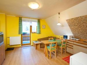 - une cuisine et une salle à manger avec une table et des chaises dans l'établissement Apartment Rieger 3 by Interhome, à Harrachov