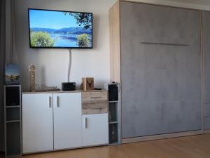 - un salon avec une porte coulissante et une télévision murale dans l'établissement Apartment Alpensicht by Interhome, à Höchenschwand