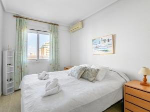 - une chambre avec un lit blanc et des serviettes dans l'établissement Apartment Puertomar by Interhome, à La Manga del Mar Meno