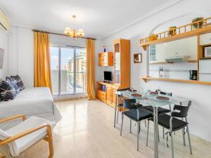- un salon avec un lit, une table et des chaises dans l'établissement Apartment Puertomar by Interhome, à La Manga del Mar Meno