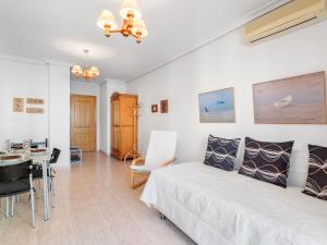 - une chambre avec un lit, une table et un bureau dans l'établissement Apartment Puertomar by Interhome, à La Manga del Mar Meno