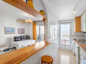 - une cuisine et un salon avec un lit dans une chambre dans l'établissement Apartment Puertomar by Interhome, à La Manga del Mar Meno